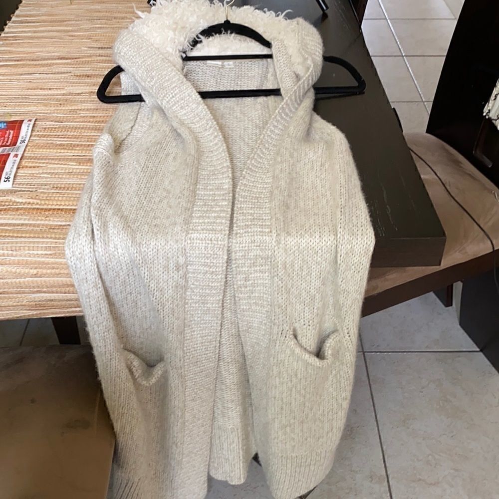 EUC Gap sleeveless sweater coat with pockets XS